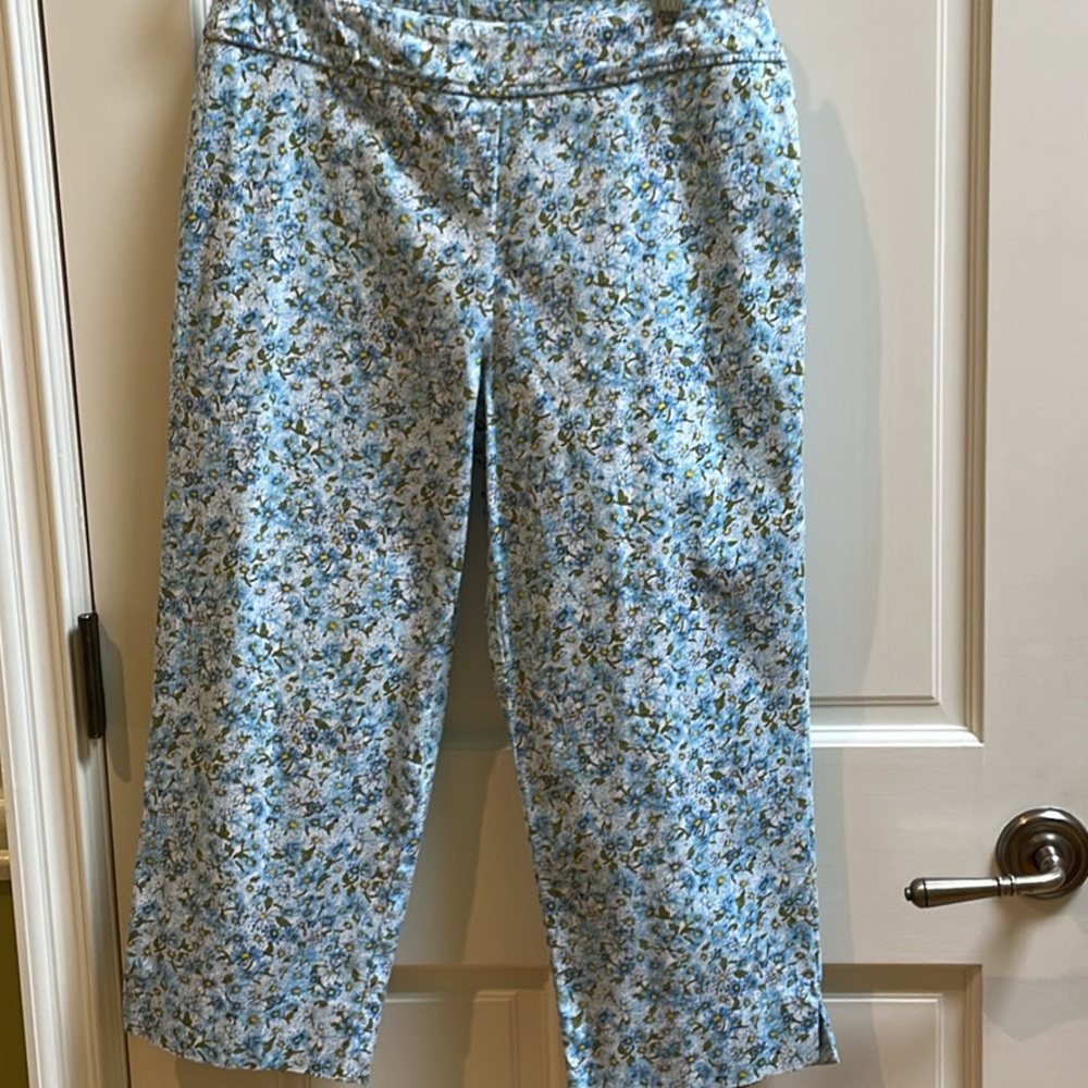 Chaus Floral Print Capris Size 6